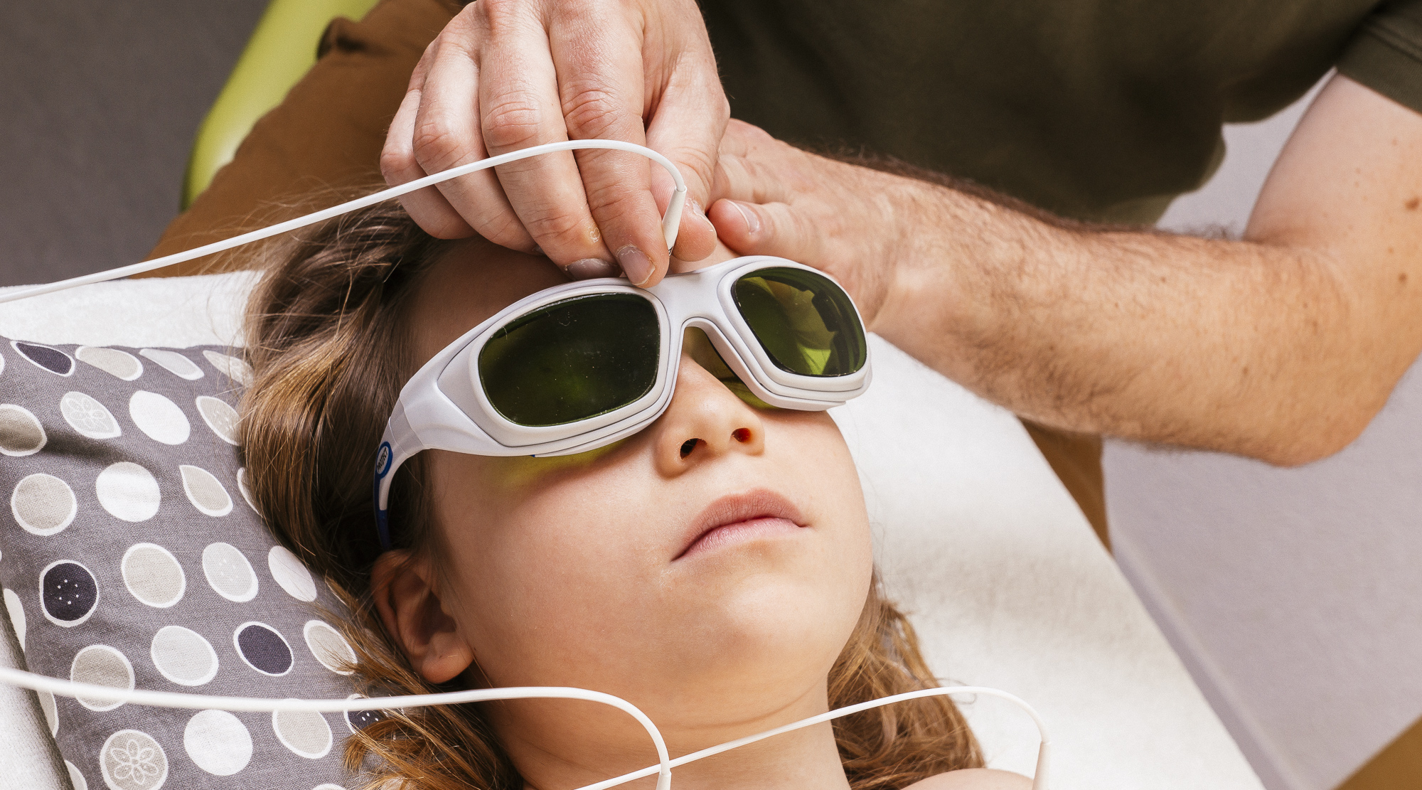 Kind wird mit Laserakupunktur behandelt